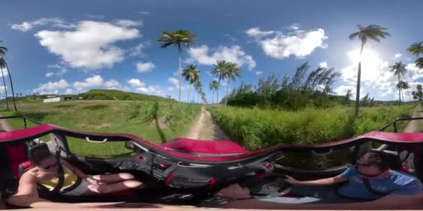 VR360: Jungvermählte erkunden die paradiesische Insellandschaft im roten Jeep. — Stockvideo