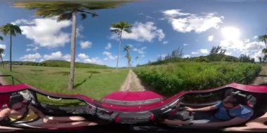 360VR: Turist çift Karayipler 'deki bir adanın kırsal kesiminde geziniyor.