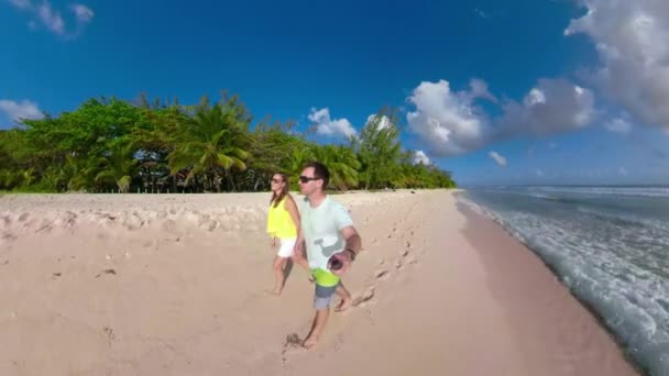 SELFIE: Ξέγνοιαστοι νεόνυμφοι κρατούν τα χέρια ενώ περπατούν στην τέλεια αμμώδη παραλία — Αρχείο Βίντεο