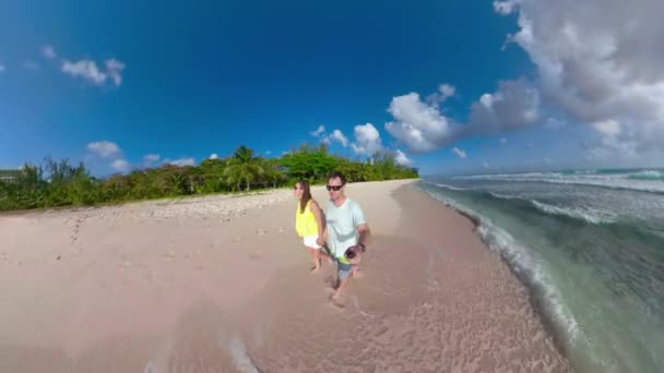 Jong stel wandelt langs de witte zandkust van het afgelegen paradijselijke eiland — Stockvideo