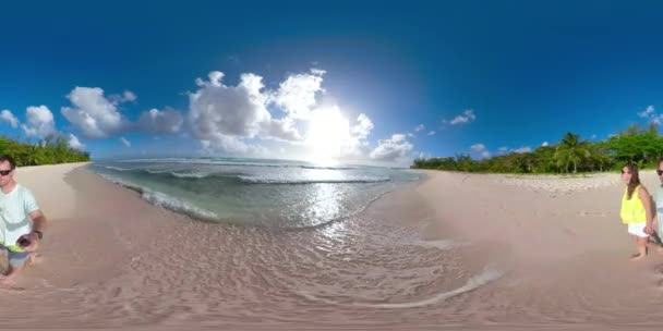 360VR: Pareja joven pasea por la orilla de arena blanca de la remota isla paradisíaca . — Vídeo de stock