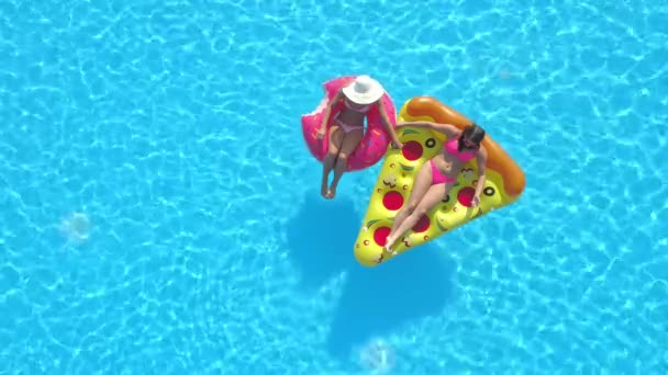 DRONE: Zwei Freunde verbringen einen unbeschwerten Tag auf einer Poolparty. — Stockvideo