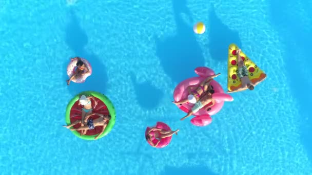 TOP DOWN: Um grupo de jovens amigos desfruta de seu fim de semana em uma divertida festa na piscina . — Vídeo de Stock