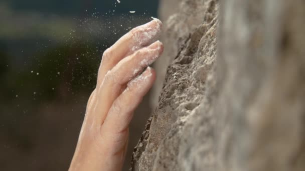 MACRO : Un alpiniste méconnaissable avec des mains crayées saisit une cale de sloper. — Video