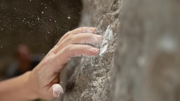 MACRO Rock klimmer 's hand glijdt uit terwijl het proberen vast te houden aan een natuurlijke sloper hold — Stockvideo