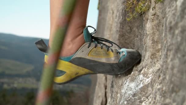 MACRO: Felsfrau klettert Klippe hinauf Stufen von Kante neben eingekreidetem Quetschgriff — Stockvideo