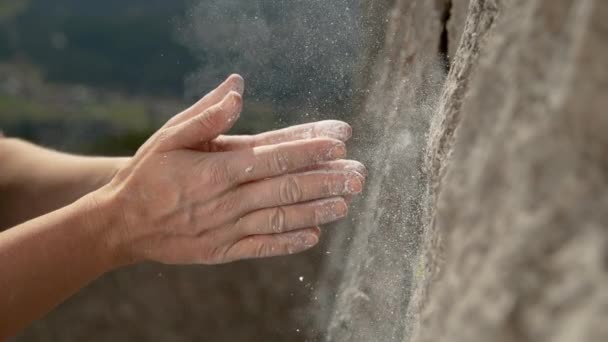 CLOSE UP: Unrecognizable climber claps her hands to get rid of excess magnesium. — Stock Video