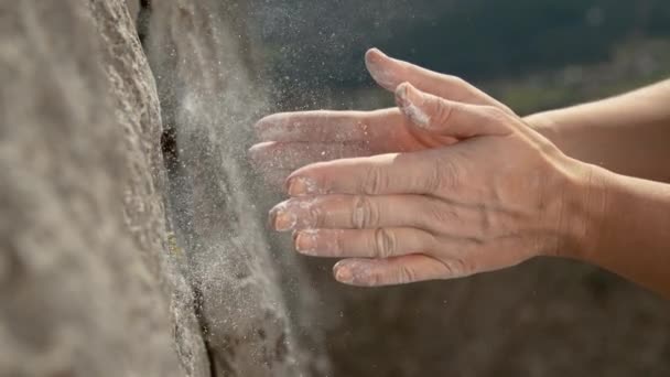 Vrouw bovenste touw klimmen krijt in haar handen halverwege tijdens haar klim — Stockvideo