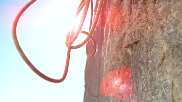 CERRAR: La cuerda de seguridad cae a lo largo del acantilado rocoso después de que los escaladores terminan el ascenso — Vídeos de Stock