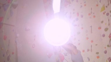 Kız halatı karabinaya bağladıktan sonra sıkıca tutunmak için uzanıyor.