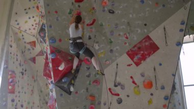 Yavaş hareket eden kadın, bir yavaşlamayı yakalayamadıktan sonra halata tutunuyor..