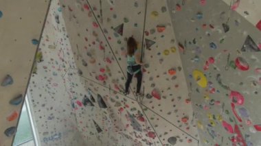 AERIAL Fit genç kurşun bir kapalı bir merkez içinde zorlu bir rota tırmanır