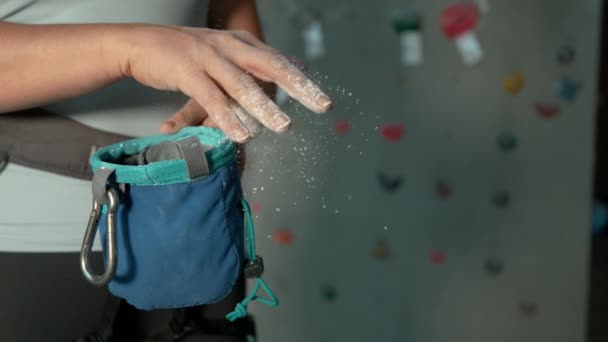 CHIUSURA: L'arrampicatrice femminile irriconoscibile stacca il magnesio in eccesso dalla punta delle dita — Video Stock