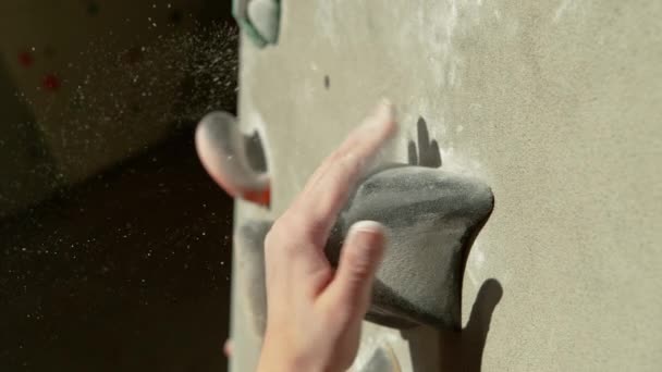 MACRO: Oigenkännlig klättrare griper tag i en grå kant med en kritad hand. — Stockvideo