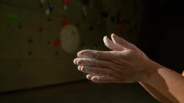 CERRAR: Mujer irreconocible aplaude después de tiza en el gimnasio de escalada — Vídeos de Stock