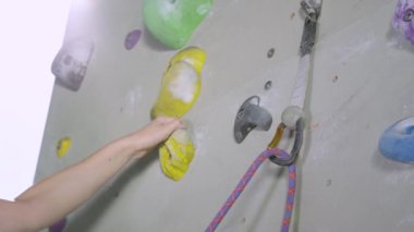 Genç Kafkasyalı kız halatını bir karabinaya doğru hızla çekiyor..