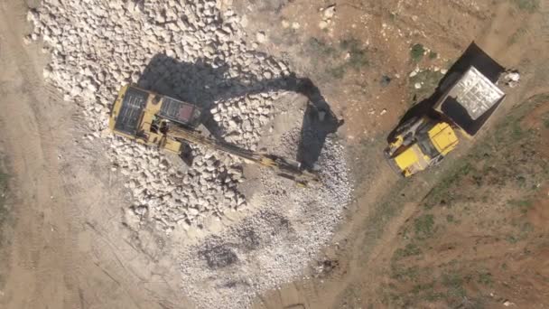 TOP DOWN: Escavatore industriale frantumazione rocce e trasformandoli in ghiaia. — Video Stock