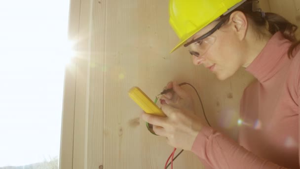 Žena testuje elektrický proud protékající dráty.. — Stock video