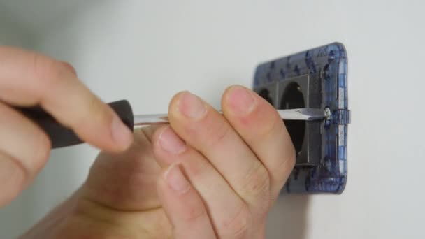 CERRAR: contratista irreconocible utiliza un destornillador para separar las tomas de plástico — Vídeos de Stock