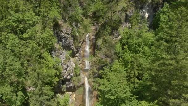 DRONE: Voando até uma cachoeira em cascata de tirar o fôlego no cénico vale Logar. — Vídeo de Stock