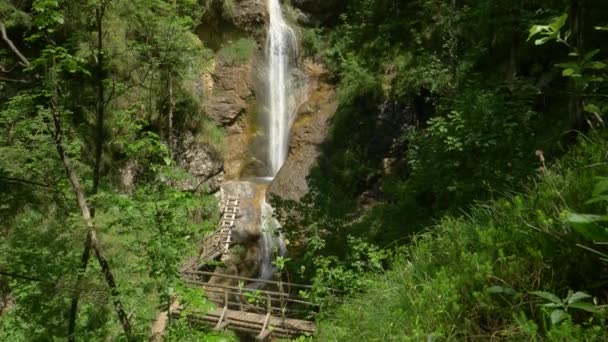 가까이 서: 반짝 이는 물 이 슬로베니아 의산의 바위 벽을 타고 흘러 내려간다. — 비디오