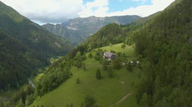 Logarska Vadisi 'nin manzaralı bir tepesinde küçük bir çiftliğin üzerinde uçuyor..