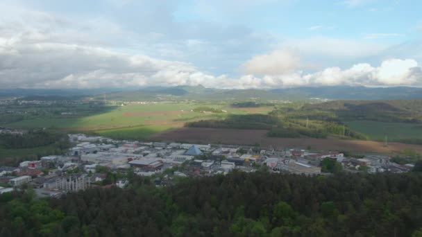 DRONE:リュブリャナ郊外の工業地帯の近くの森を飛ぶ. — ストック動画