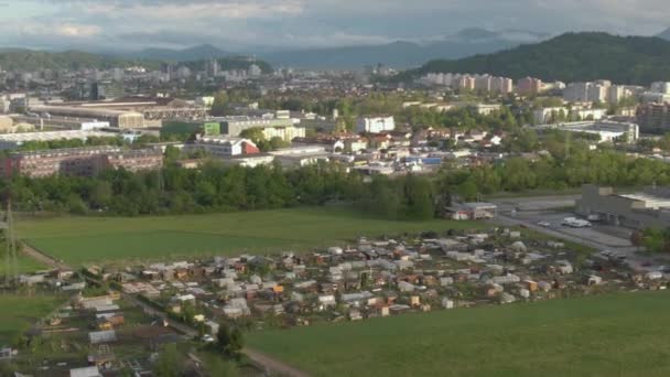 Ljubljana şehri yakınlarındaki bahçelerin ve sera çadırlarının üzerinde uçuyor.. — Stok video