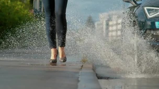 Sluiten omhoog: Onherkenbare vrouw dragen hoge hakken krijgt spat met water. — Stockvideo