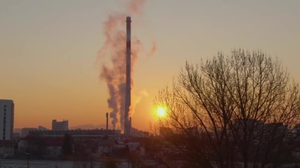 DRONE: Filmaufnahme des Kraftwerks von Ljubljana bei goldenem Frühlingssonnenuntergang. — Stockvideo