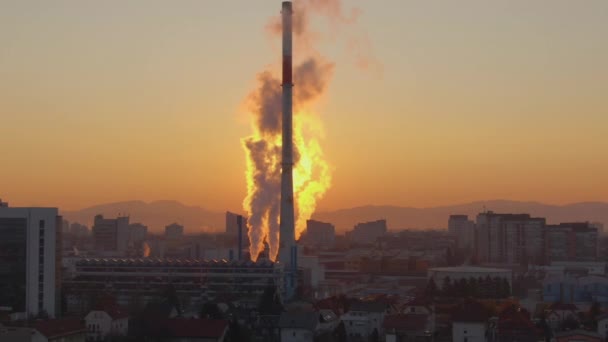 AERIAL: Central eléctrica cerca del barrio residencial de Liubliana contamina el aire. — Vídeo de stock