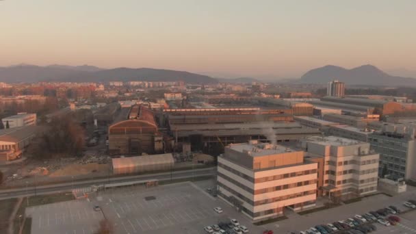 AERIAL: Flyger runt en förfallen gammal fabrik som byggs om en solig kväll — Stockvideo