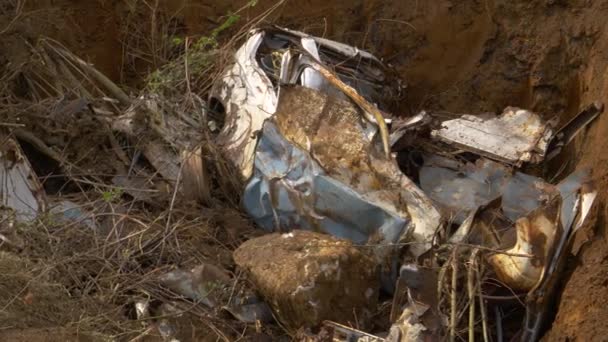 가까이 서 보라: 쓰레기용 철이 시골에 묻혀 자연을 오염시키고 있다. — 비디오