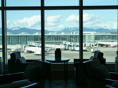 Havalimanının nefes kesici manzarası ve lüks salondan güzel dağlar..