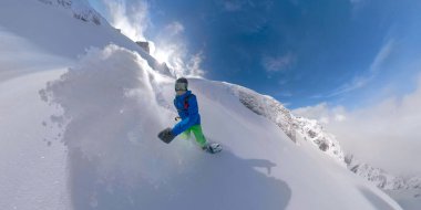 VR360: Dağlarda el değmemiş karları parçalayan havalı snowboardcu adam.