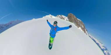 VR360: Freerider kollarını yukarı kaldırırken manzaralı dağda snowboard yapıyor