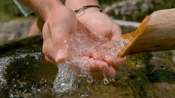 FECHAR UP: Homem irreconhecível escavar água corrente fria com as mãos . — Fotografia de Stock