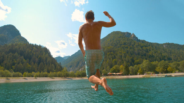 Близко: Неузнаваемый человек убегает с пирса и прыгает в освежающее озеро