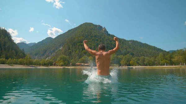 FERMETURE : Homme ludique qui s'amuse pendant les vacances d'été dans les montagnes slovènes. — Photo