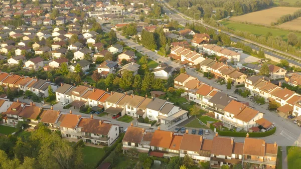 AERIAL: Voando acima da habitação de classe média em um bairro suburbano tranquilo . — Fotografia de Stock