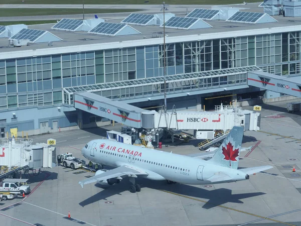 CHIUSURA: Il grande aereo passeggeri Delta è servito dal terminal prima dell'imbarco. — Foto Stock