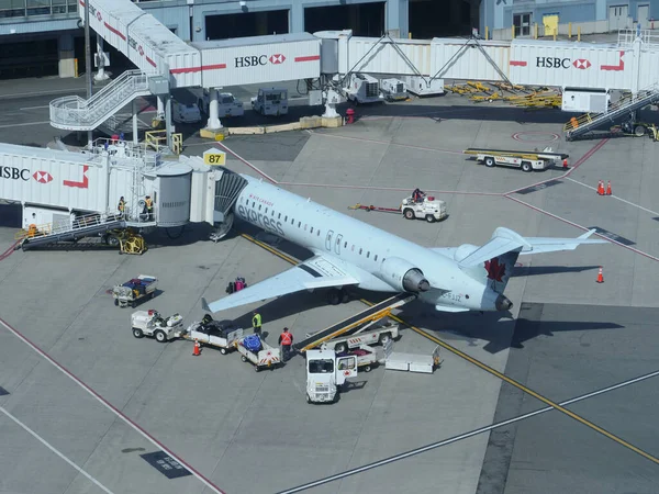 关闭：加拿大航空快车的飞机与机场人行道相连. — 图库照片