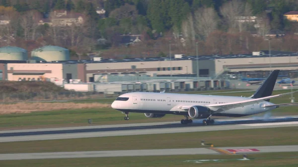 大型白色客机在温哥华国际机场降落. — 图库照片