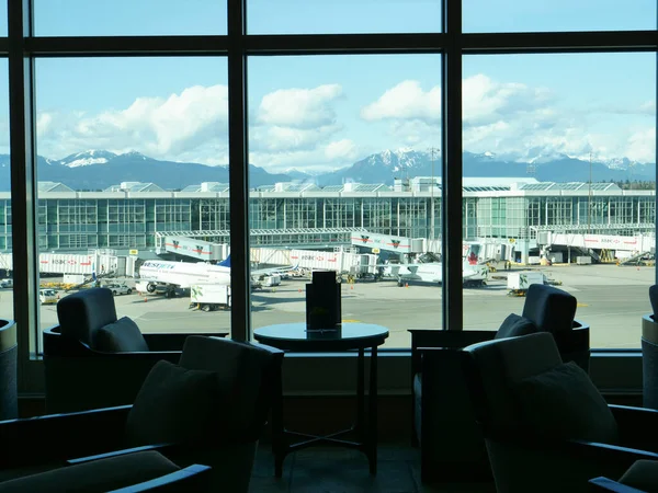 从豪华休息室俯瞰机场和秀丽的群山，令人叹为观止. — 图库照片
