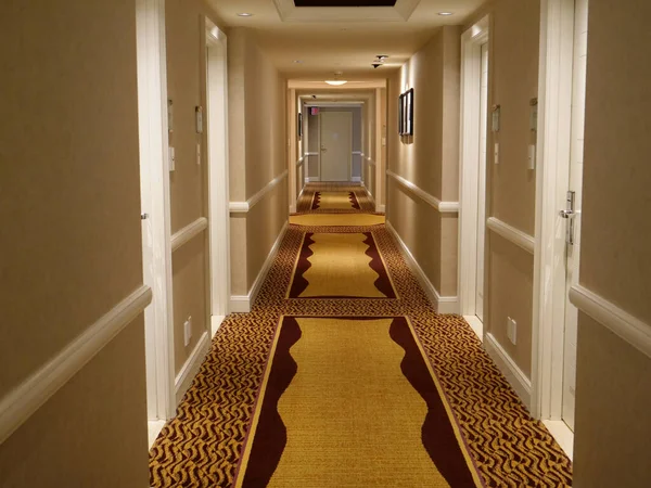 Jasne światła świecą na elegancko urządzonym korytarzu pięknego motelu — Zdjęcie stockowe