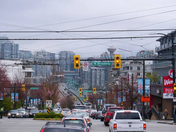 Dicht stadsverkeer beweegt langs de snelweg die door de straten van Vancouver leidt. — Stockfoto