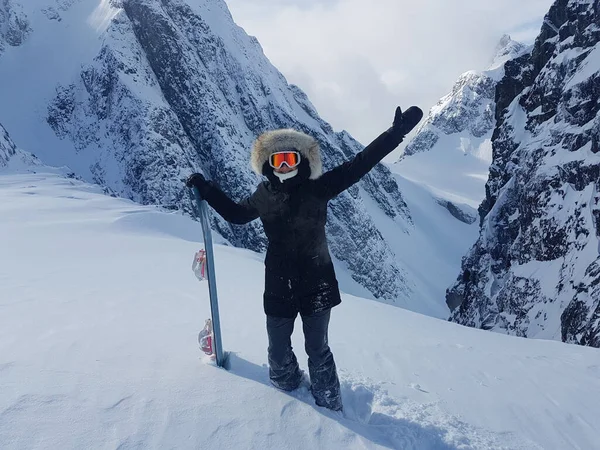 Alegre snowboarder estende seus braços antes de montar para baixo intocada colina . — Fotografia de Stock