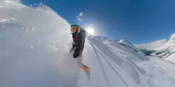 VR360: Snowboarder triturando la montaña nevada no arreglada en la Columbia Británica . — Foto de Stock