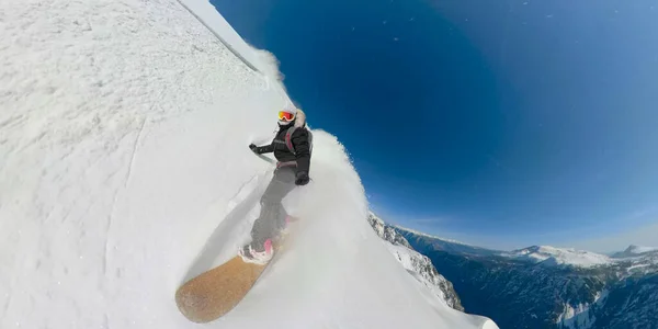 360 VR: Mujer irreconocible haciendo heliboard en las soleadas montañas canadienses . — Foto de Stock