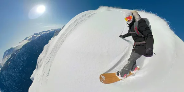 360VR: Cool snowboarder girl cabalgando fuera del sendero por la escarpada montaña nevada . — Foto de Stock